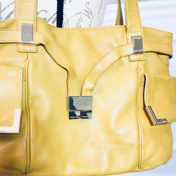 Michael Kors MUSTARD YELLOW Beverly drawstring bag - Picture 5 of 7